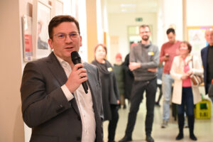 (C) Stoll: Bezirksvorsteher Wilfried Zankl eröffnete die Fotoausstellung „Mei schönes Schöpfwerk“.