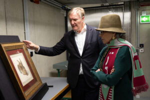 (C) Albertina/Landl: Jane Fonda (r.) mit Albertina-Direktor Klaus Albrecht Schröder (m.) und dem Feldhasen von Albrecht Dürer (l.).
