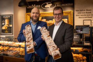 (C) Studiokerschbaum: (v.l.n.r.) Michael Mann (Bäckermeister DerMann) und Univ.-Prof. Dr. Kaan Boztug (Wissenschaftlicher Leiter St. Anna Kinderkrebsforschung).