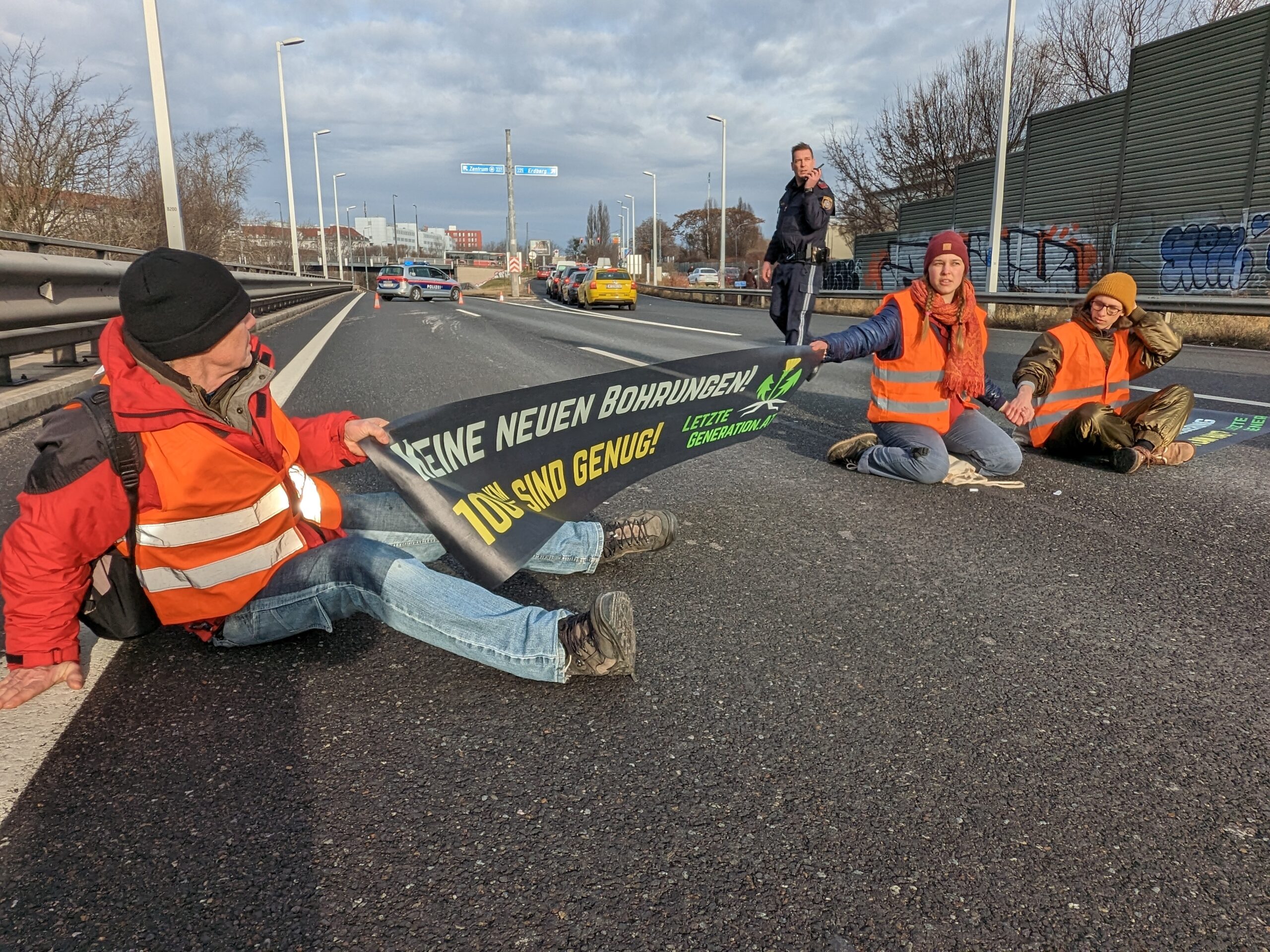 Mehrere Klima-Blockaden in Wien: Ostautobahn betroffen