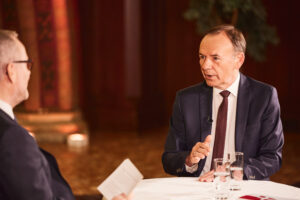 (C) Burghart Stefan: Paul Tesarek im Gespräch mit Bezirksvorsteher Gerald Bischof.