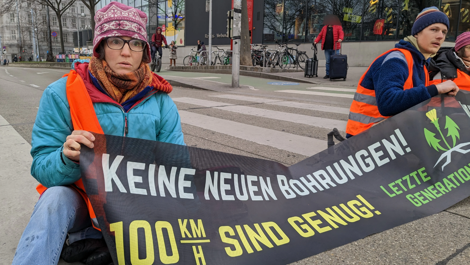 Klimaaktivisten blockierten Verkehr am Westbahnhof