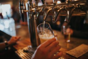 (C) unsplash: Die Teuerungswelle erfasste nun auch die Bierpreise.