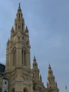 (C) Pexels: Alois Mayer war von März 1997 bis November 2015 war er Abgeordneter zum Wiener Landtag und Mitglied des Wiener Gemeinderats.