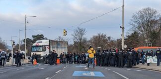 (C) Letzte Generation: Am Dienstag blockierten die Klimaaktivisten den Verkehr rund um das Schloss Schönbrunn.