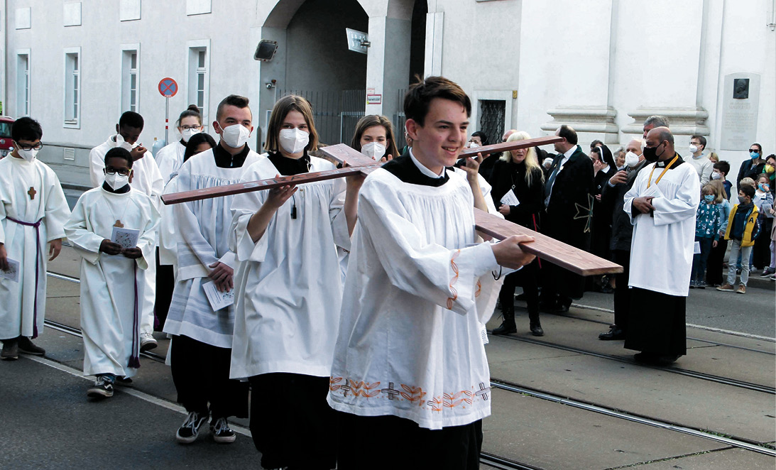 Straßenkreuzweg: Jubiläum mit 14 Gruppen & Vereinen