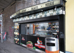 (C) Krause: Der beliebte Kebab-Stand unterm Eisenbahnviadukt hat nun im Kampf um seinen Lagerraum gegen den Bezirk verloren.