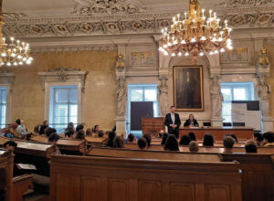 (C) BV 1: Der Bezirksvorsteher Markus Figl sprach im Alten Rathaus zu den Schülern.