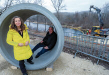(C) PID: Stadträtin Ulli Sima sorgt für eine neue Mega-Wasserleitung in der Lobau, Bezirksvorsteher Ernst Nevrivy ist damit sehr zufrieden.