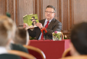 (C) C.Jobst/PID: Bürgermeister Michael Ludwig las am Österreichischen Vorlestag die Sage vom Basilisken vor.