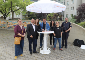 Bezirksvorsteher Peter Jagsch mit seinem Team für die Gemeindebau-Sprechstunden.