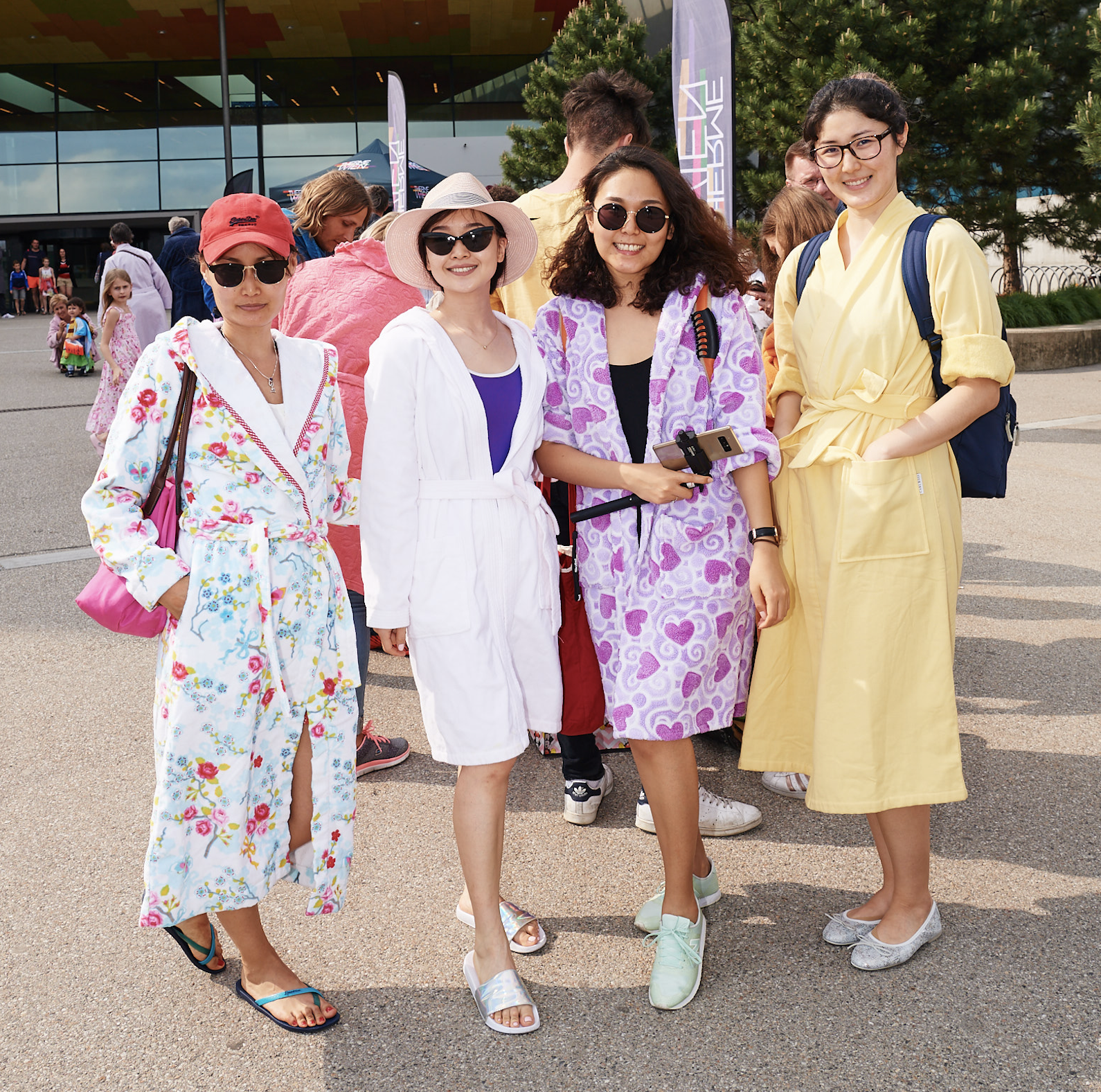 Witzige Idee: Im Bademantel durch die Stadt