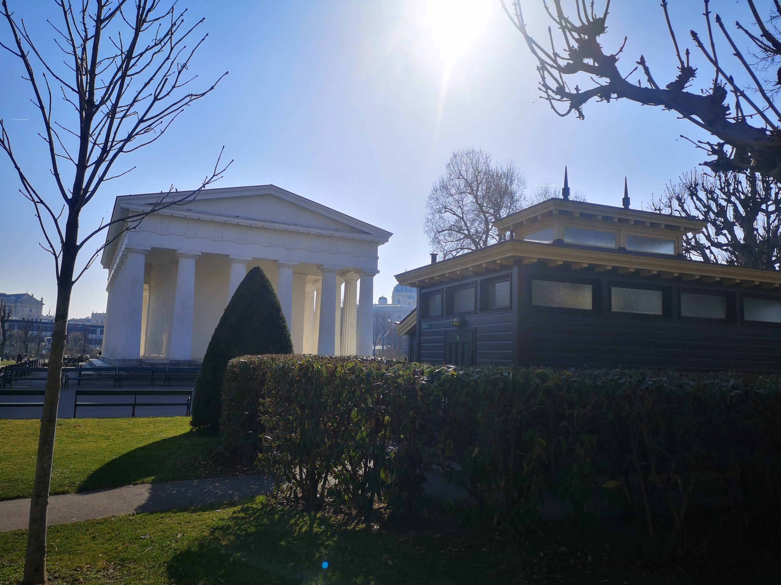 Volksgarten: Rosen, Tempel und ein stilles Örtchen