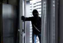 Safe gefladert! Schimmel-Prüfer war die Ablenkung Unbemerkt kann sich ein Komplize in Wohnung oder Haus schleichen (© iStock).