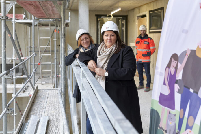Vizebürgermiesterin Gaal und Bezirksvorsteherin Halbwidl besichtigen die Fertigstellung des Baus