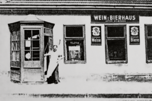 (C) Privatarchiv J. Laskowsky: Anton Gelbmann 1932 vor dem Lokal.