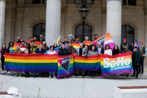 (C) zVg: Unter dem Motto "Drag is not a crime!" organisierten die Gemeinderätin Nicole Berger-Krotsch und Gemeinderat Stephan Auer-Stüger eine Solidaritätsveranstaltung im Rathaus.