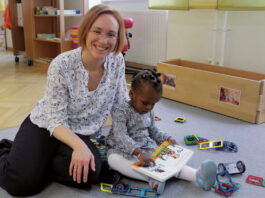 (C) BV04 / Laura Hazivar: Lea Halbwidl auf Besuch in der neuen Kindergartengruppe.