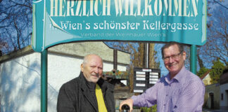 (C) Sascha Göbel: Bezirksvorsteher Georg Papai (r.) stieß mit Vereins-Präsidenten Erwin Büchele auf die Rettung der Weinfeste in Floridsdorf an.