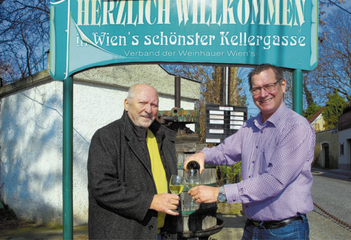 (C) Sascha Göbel: Bezirksvorsteher Georg Papai (r.) stieß mit Vereins-Präsidenten Erwin Büchele auf die Rettung der Weinfeste in Floridsdorf an.