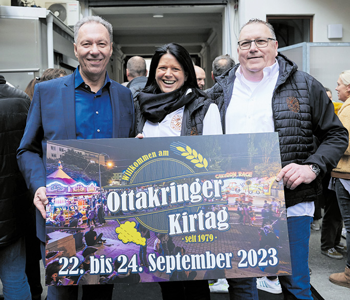 (C) Burghart: Bezirksvorsteher Franz Prokop (l.) mit dem Unternehmerpaar Fröhlich-Gissinger.