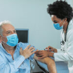 (C) iStock by Getty Images: Menschen über 60 Jahren sollten sich unbedingt gegen Influenza impfen lassen.