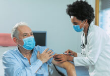 (C) iStock by Getty Images: Menschen über 60 Jahren sollten sich unbedingt gegen Influenza impfen lassen.