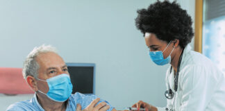 (C) iStock by Getty Images: Menschen über 60 Jahren sollten sich unbedingt gegen Influenza impfen lassen.