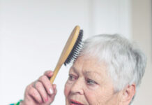 (C) iStock by Getty Images: Man kann Haare auch noch im Alter stärken: vor allem mit Vitaminen und einer gesunden Ernährung.