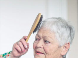 (C) iStock by Getty Images: Man kann Haare auch noch im Alter stärken: vor allem mit Vitaminen und einer gesunden Ernährung.