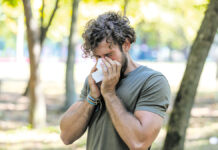 (C) iStock by Getty Images: Niesanfälle, rinnende Nase, tränende Augen: Es herrscht schon jetzt Pollenalarm! Die Top-Experten raten daher zu einer Immuntherapie.