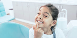 (C) iStock by Getty Images: Strahlende Zähne müssen gehegt und gepflegt werden.