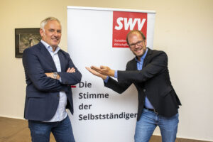 (C) Joham: Zum Amtsantritt von Bezirksvorsteher Baurecht (r.) lud André Stolzlechner (l.) zum Wirtschaftstalk: "Endlich gab es einen direkten Austausch mit den Unternehmern!"
