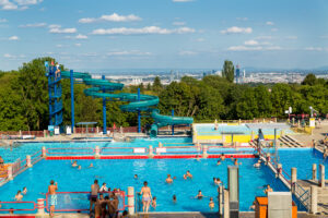 (C) Schedl: Die Bäder starten ab 2. März in die Saison. Die Rutsche im Schafbergbad bleibt vorerst trocken.