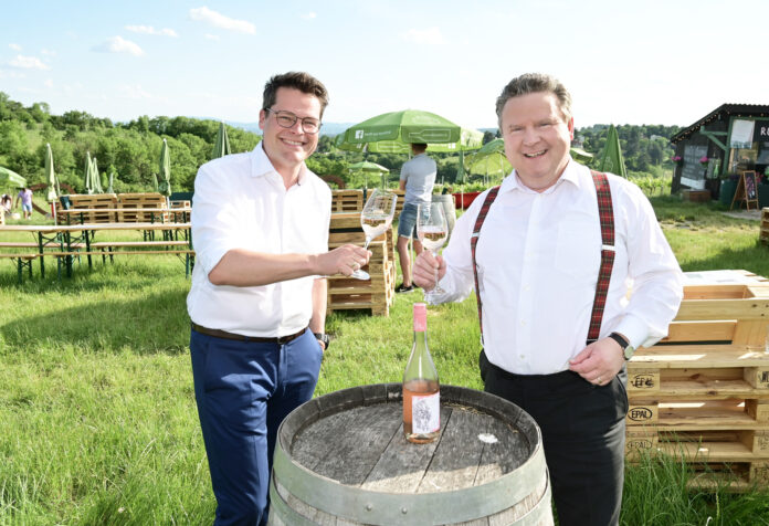 (C) C.Jobst/PID: Bürgermeister Michael Ludwig und Stadtrat Jürgen Czernohorszky genießen den Wiener Wein in einem Buschenschank.