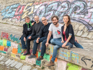 (C) Mira Casties / PlanSinn: Das Team der Agenda Penzing sitzt in den Startlöchern. Von links nach rechts: Mari Steindl, Johannes Brossmann, Şenol Grasl-Akkilic, Amar Rajković und Vicki Matejka.