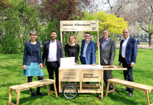 (C) PID/Votava: Klimastadtrat Jürgen Czernohorszky, Gemeinderat Stefan Gara, Bezirksvorsteher Markus Rumelhart, Bezirksvorsteherin Silvia Nossek, Bezirksvorsteher Georg Papai und Projektleiterin Wencke Hertzsch freuen sich über den Start des Wiener Klimateams 2023.