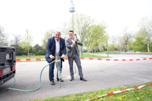 (C) PID/Votava: Klimastadtrat Jürgen Czernohorszky und Bezirksvorsteher Ernst Nevrivy legen bei der Entsiegelung selbst Hand an.