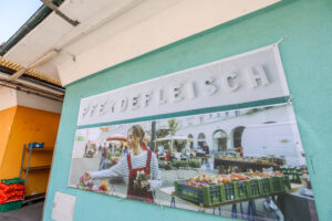 (C) PID/Christian Fürthner: 12 kunstvoll gestaltete Fotoleinwände zeigen das tägliche Geschehen am Markt