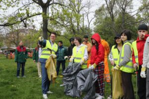 (C) Ismail Gökmen/PID: Klimastadtrat Jürgen Czernohorszky mit Schülerinnen und Schülern beim Frühjahrsputz der 48er.