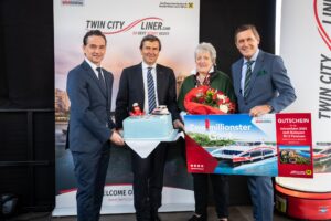 (C) David Bohmann: Wien Holding-Geschäftsführer Kurt Gollowitzer, Reinhard Karl, Raiffeisenlandesbank Niederösterreich-Wien, 2-millionster Gast, Elisabeth Schweiger, Finanz- und Wirtschaftsstadtrat Peter Hanke