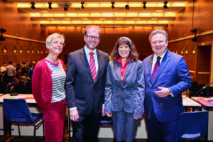 (C) Burghart: Der neue Vorsteher Dietmar Baurecht mit Vize Merja Biedermann (l.), Gemeinderätin Claudia Laschan und Bürgermeister Michael Ludwig (r.).