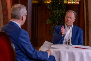 (C) Sandra Oblak: Paul Tesarek im Gespräch mit Bezirksvorsteher Franz Prokop.