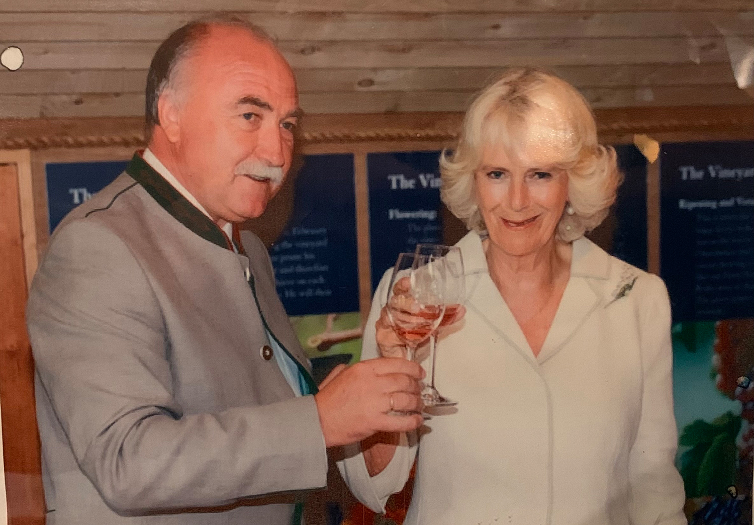 Prost auf die Krönung: Ein spezieller Wein-Cuvee für Charles & Camilla!