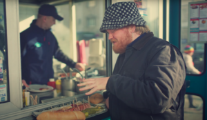 (C) Screenshot/YouTube/WienTourismus: Sternekoch Lukas Mraz auf Tour durch die Wiener Street-Food-Szene.