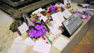 (C) Mantarliewa: Noch heute hinterlegen Fans Liebesbriefe und Blumen vor Sisis letzter Ruhestätte.