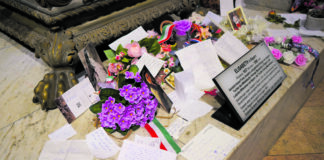 (C) Mantarliewa: Noch heute hinterlegen Fans Liebesbriefe und Blumen vor Sisis letzter Ruhestätte.