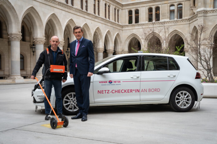 (C) PID/David Bohmann: Gasspürer Herbert Marhofer (l.) und Stadtrat Peter Hanke (r.) mit dem neuen Gas-Car.