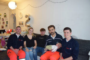 (C) Johanniter/Marlene Havel: Die Sanitäter Tarek Stefan, Georg Hausmaninger mit dem kleinen Luis und Daniel Hodulik gemeinsam mit den glüklichen Eltern Laura und Matthias.