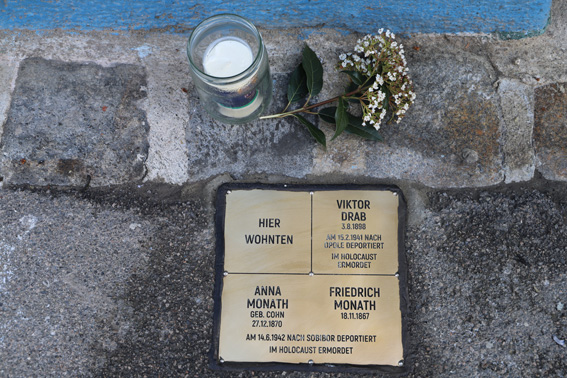 (C) zVg: Vor dem Haus am Parhamerplatz 6 erinnert nun der Gedenkstein an Viktor Drabm, Anna und Friedrich Monath, die von den Nationalsozialisten im Holocaust vertrieben und ermordet wurden.